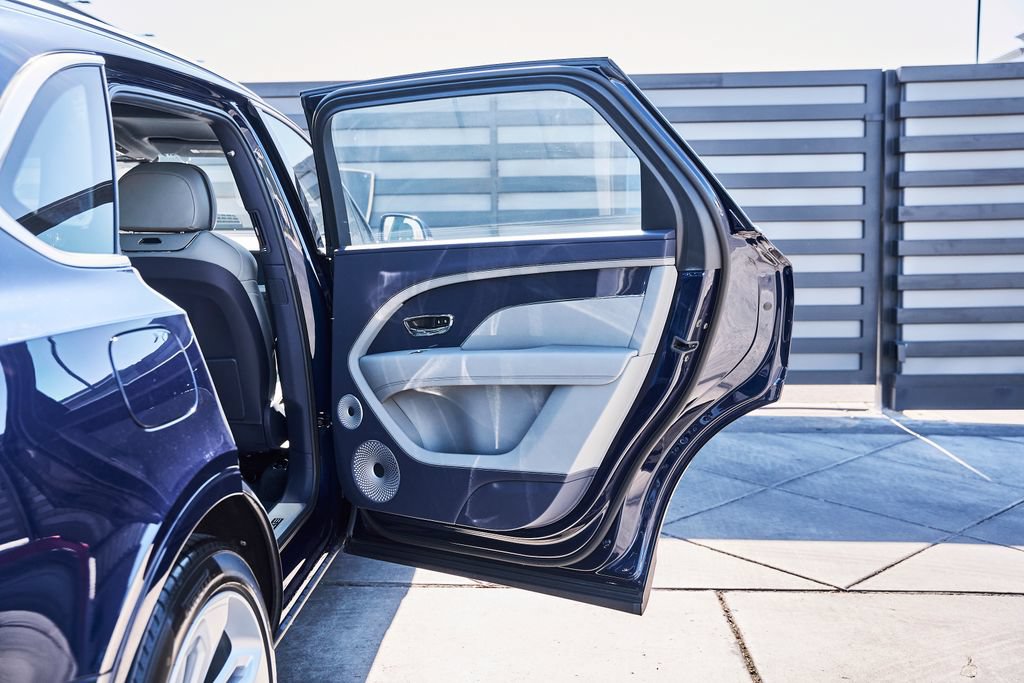 Used 2025 Bentley Bentayga Extended Wheelbase AWD/4WD image 24
