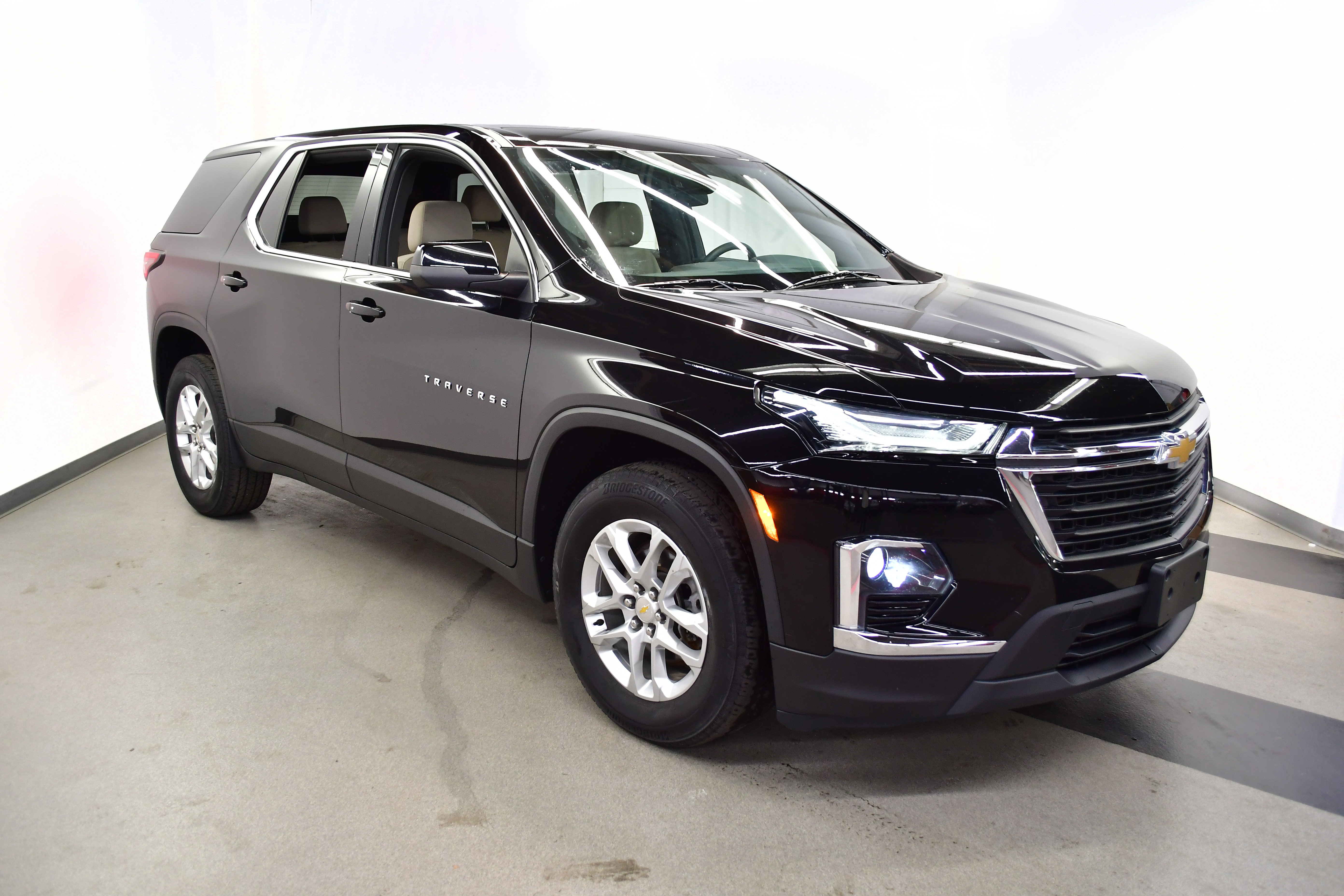 Used 2023 Chevrolet Traverse LS FWD image 2
