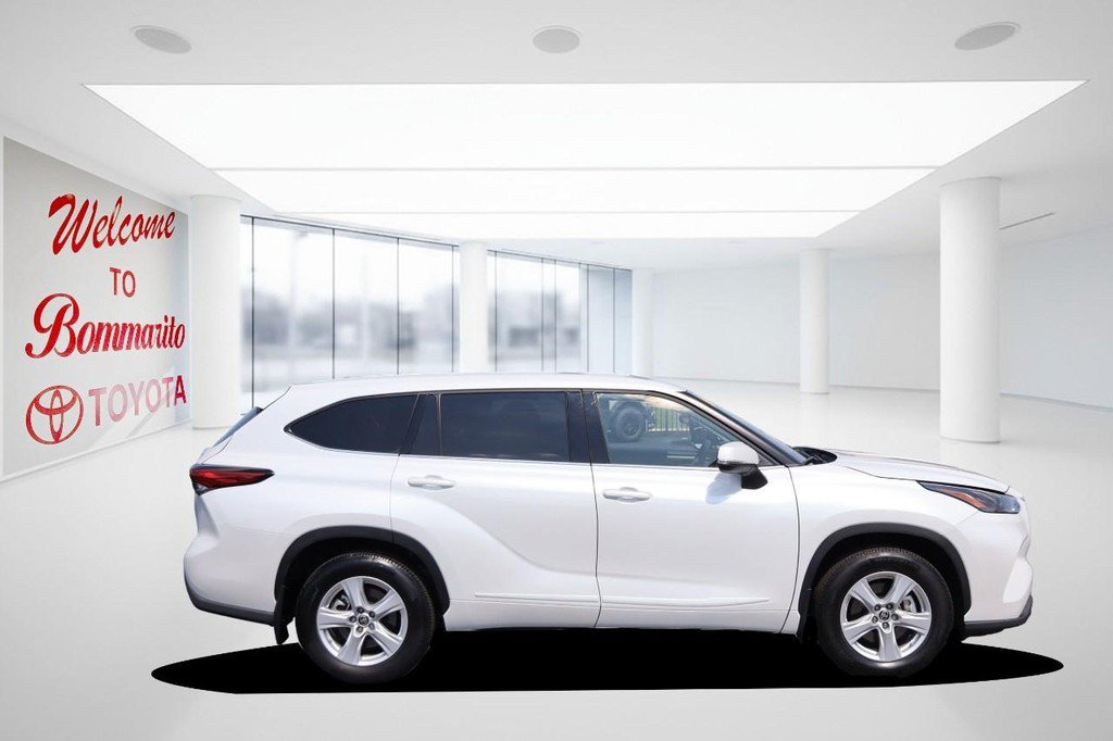 Used 2022 Toyota Highlander LE AWD/4WD image 5
