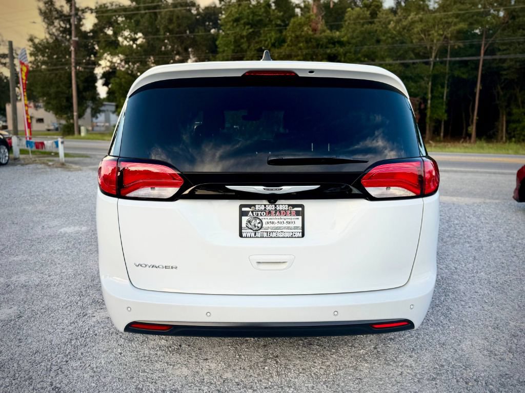 Used 2025 Chrysler Voyager LX FWD image 3
