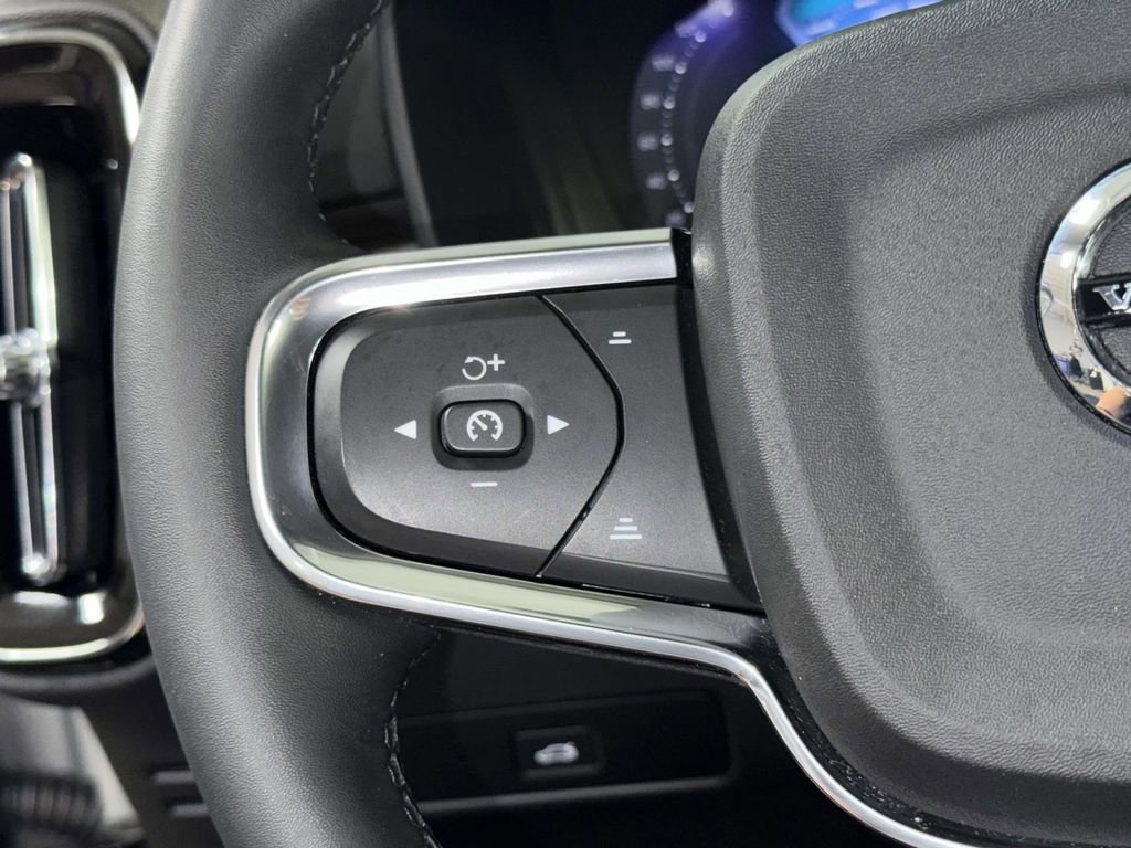 Used 2023 Volvo XC40 B4 Core w/ Convenience Package FWD image 31
