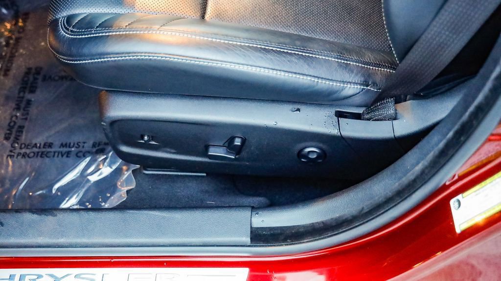 Used 2023 Chrysler 300 C image 23