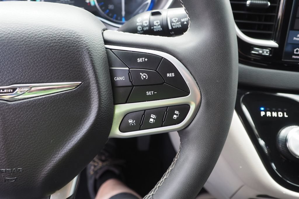 Used 2024 Chrysler Pacifica Touring-L FWD image 28