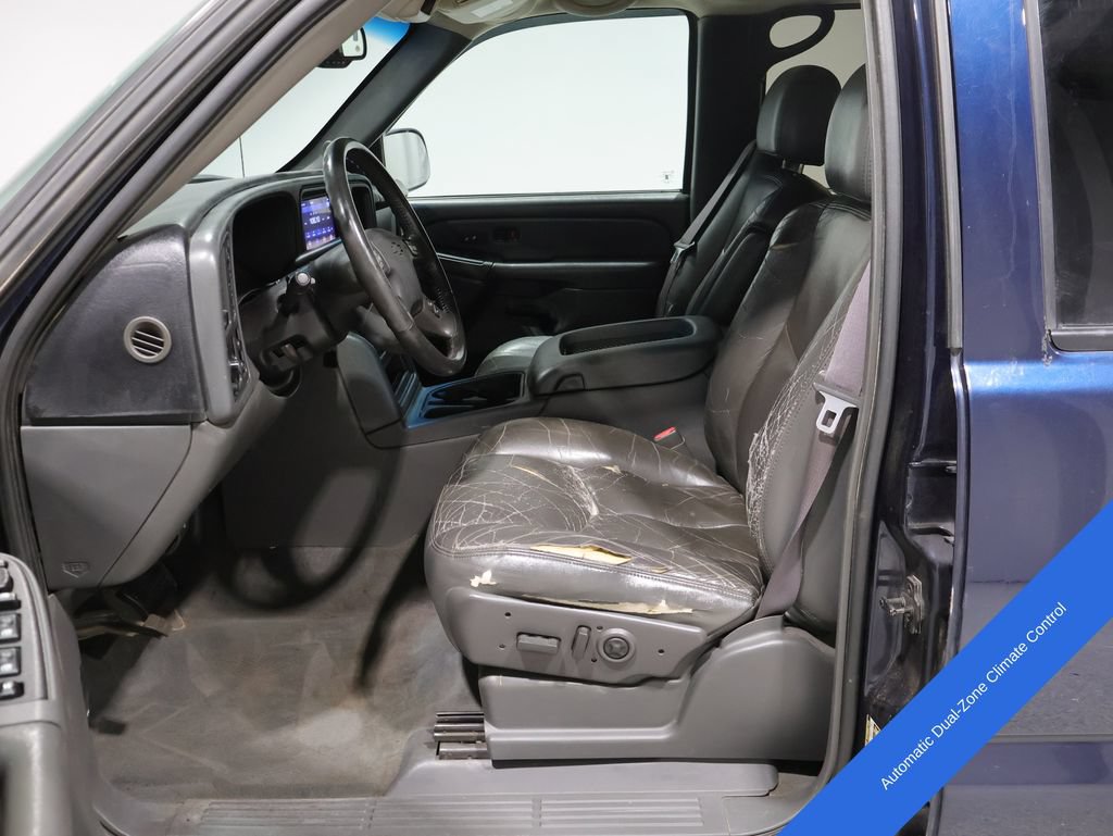 Used 2004 Chevrolet Avalanche 4x4 w/ Preferred Equipment Group image 2