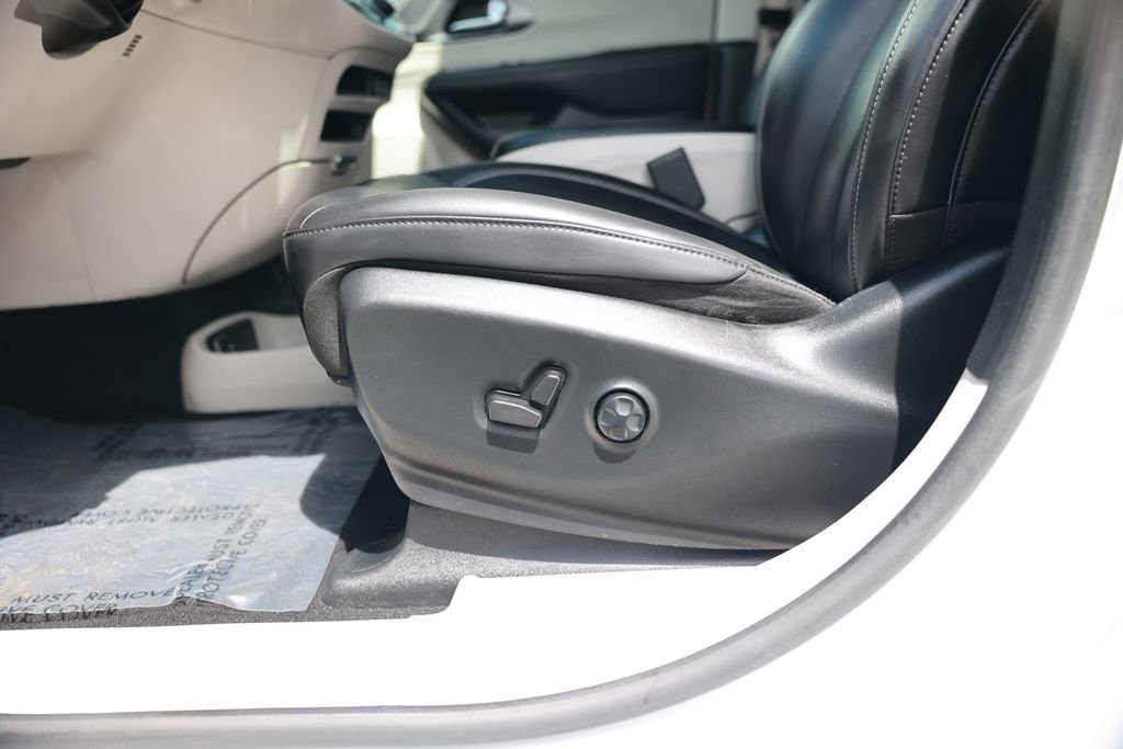 Used 2023 Chrysler Pacifica Touring-L w/ Uconnect Theater Family Group FWD image 19