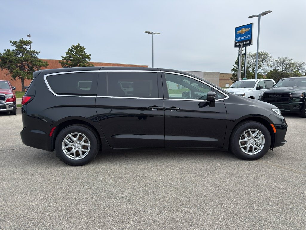 New 2026 Chrysler Pacifica Select FWD image 4