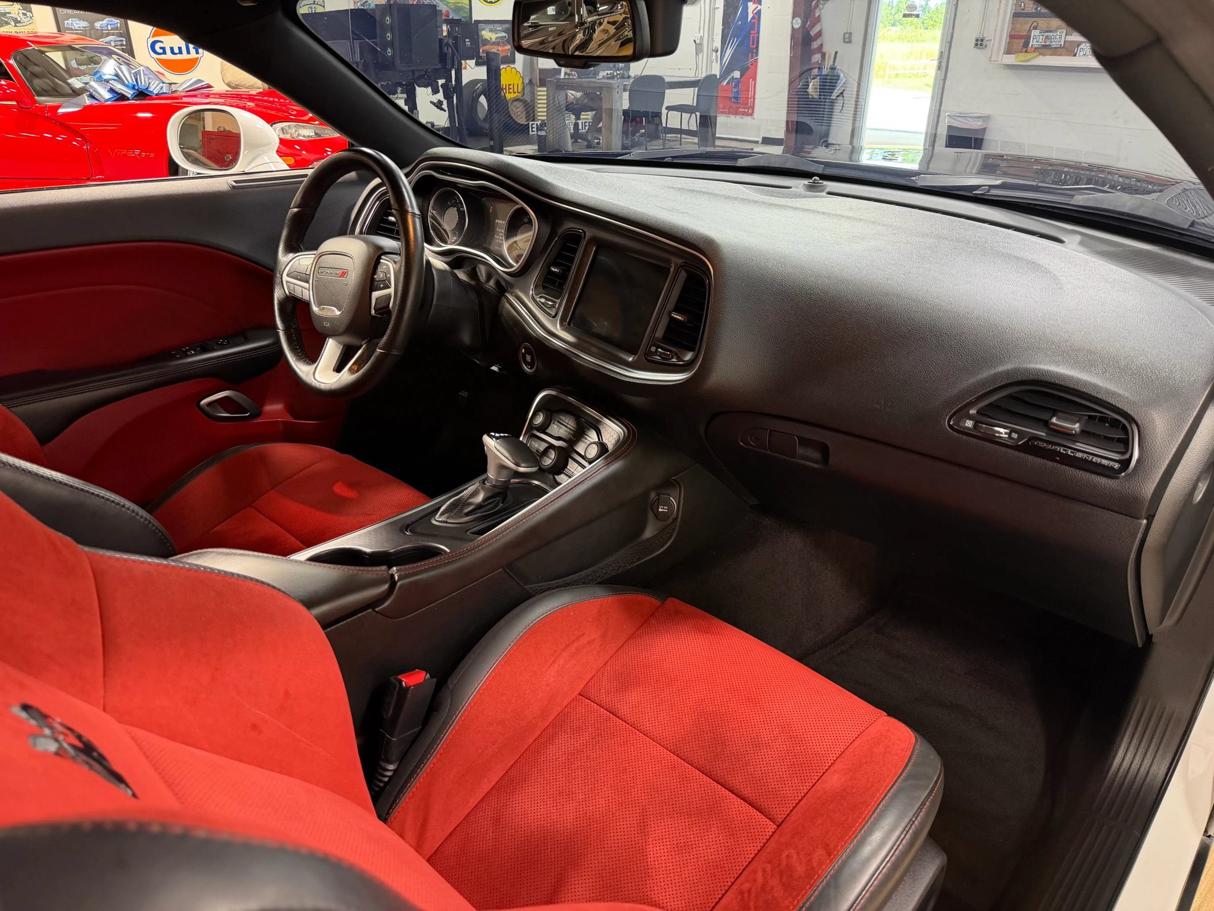 Used 2018 Dodge Challenger R/T Scat Pack w/ Leather Interior Group RWD image 23