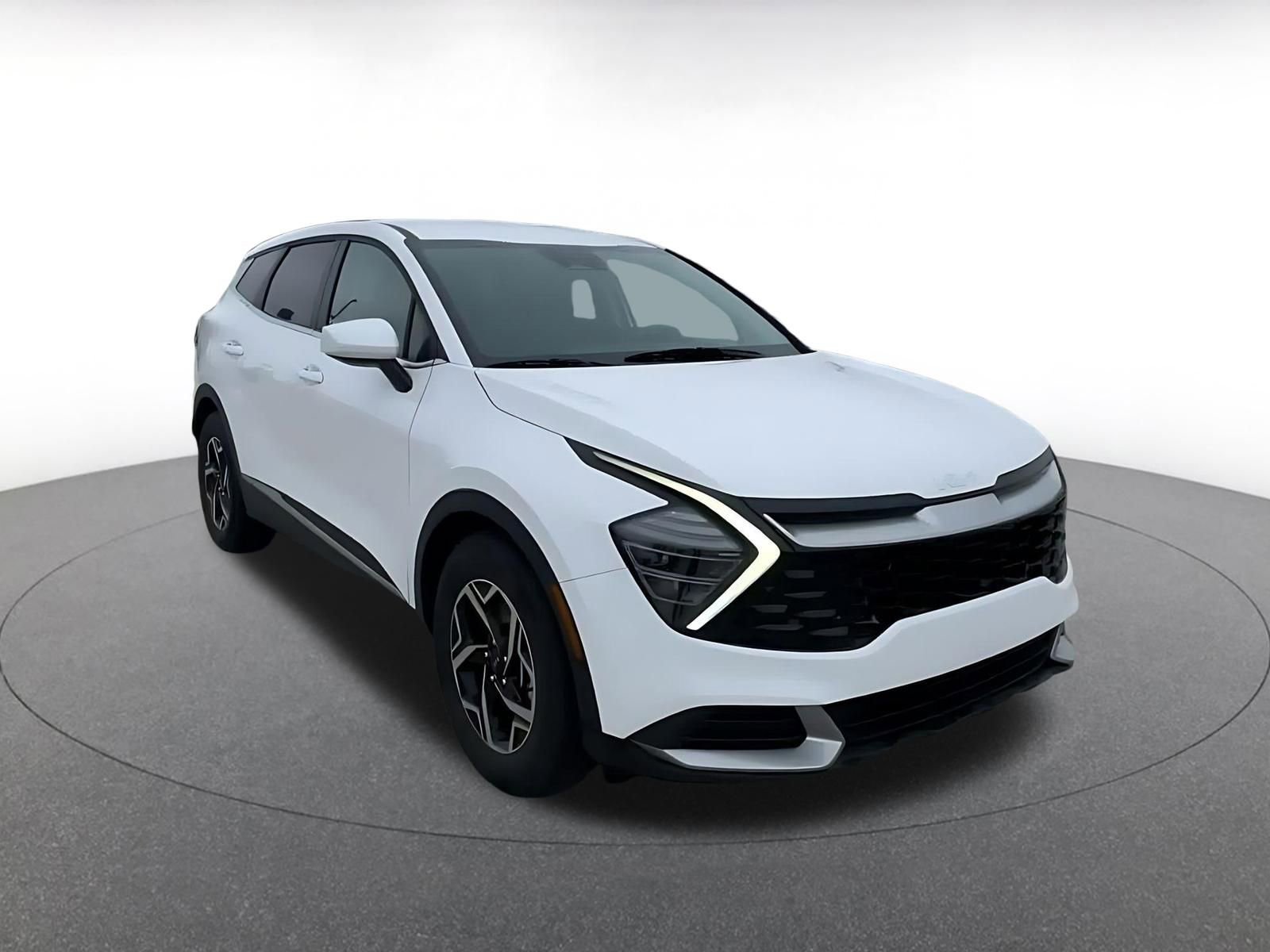 Used 2025 Kia Sportage LX image 3