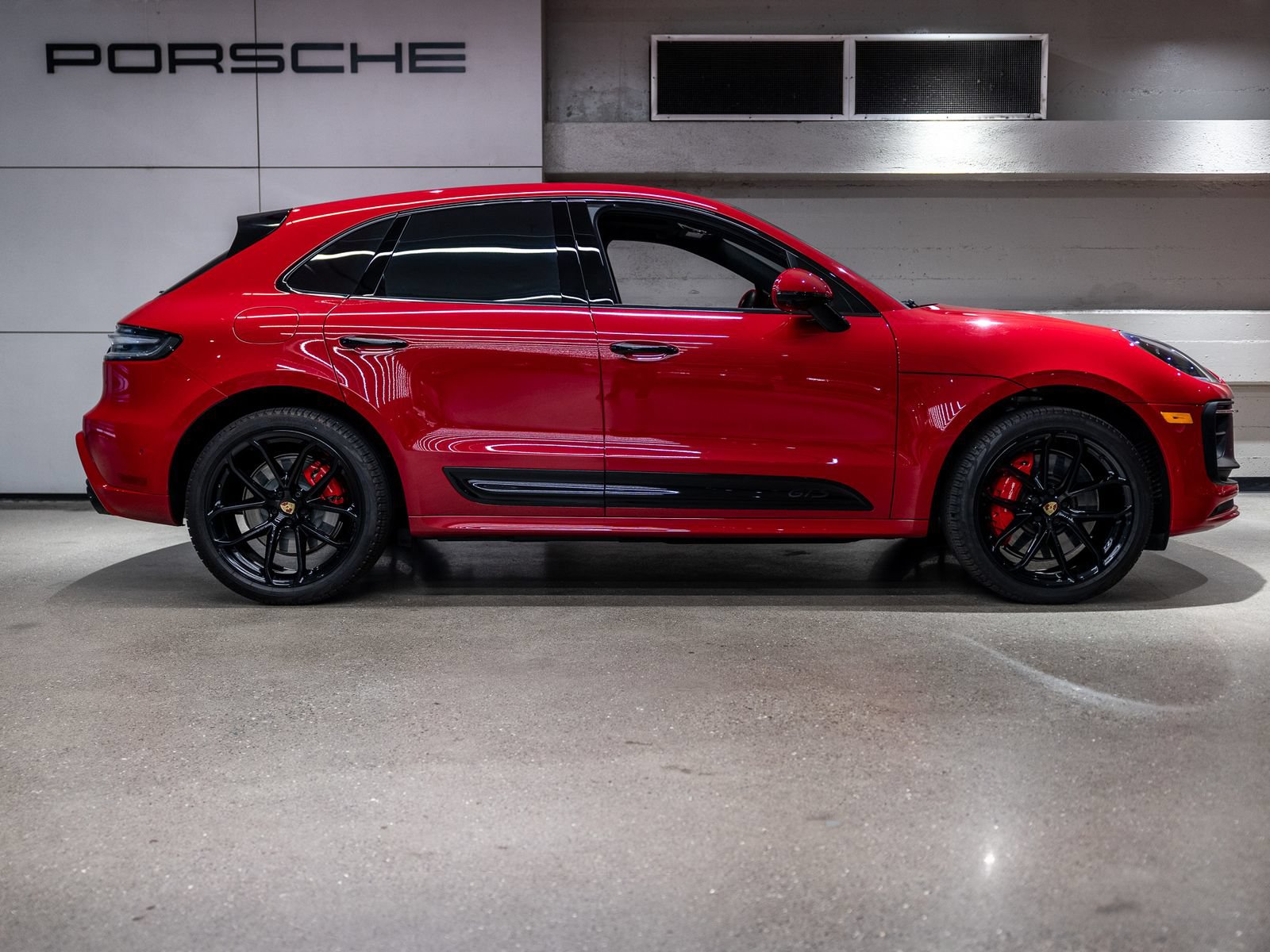 Certified 2024 Porsche Macan GTS AWD/4WD image 9