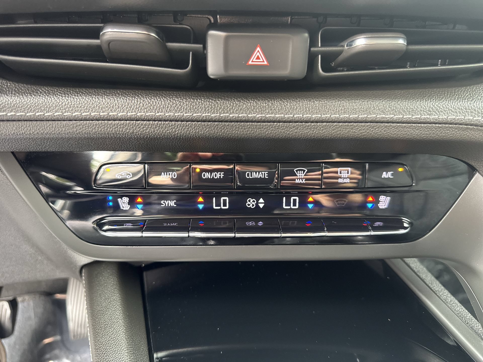 Used 2022 Buick Envision Avenir w/ Technology Package II AWD/4WD image 17