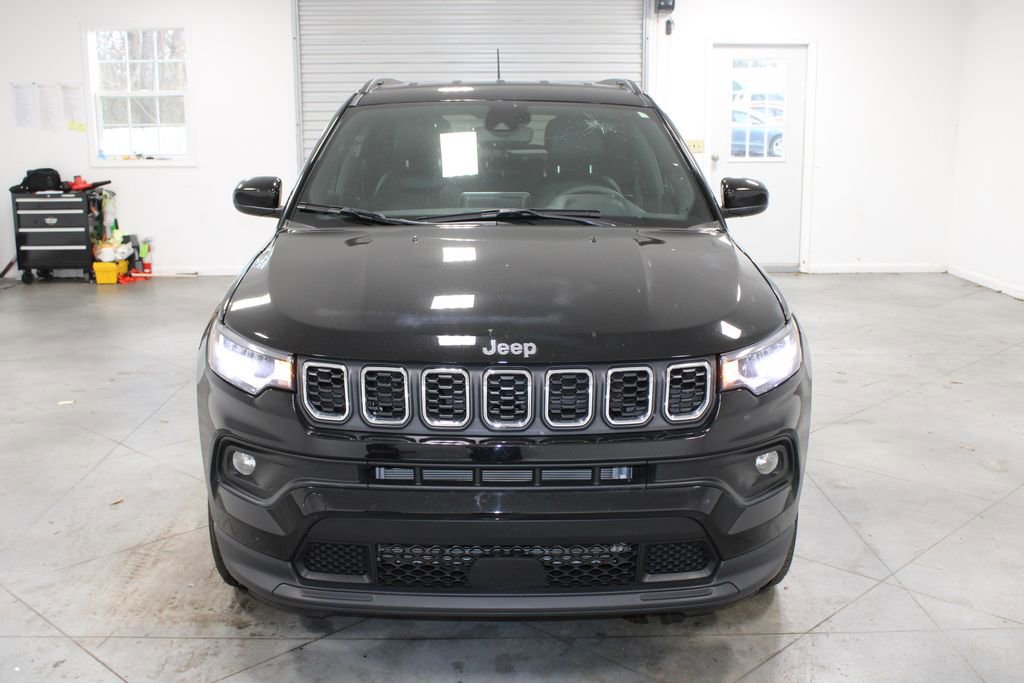 Used 2025 Jeep Compass Latitude image 3
