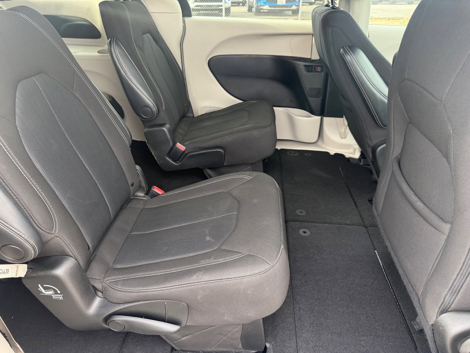 Used 2022 Chrysler Voyager LX image 28