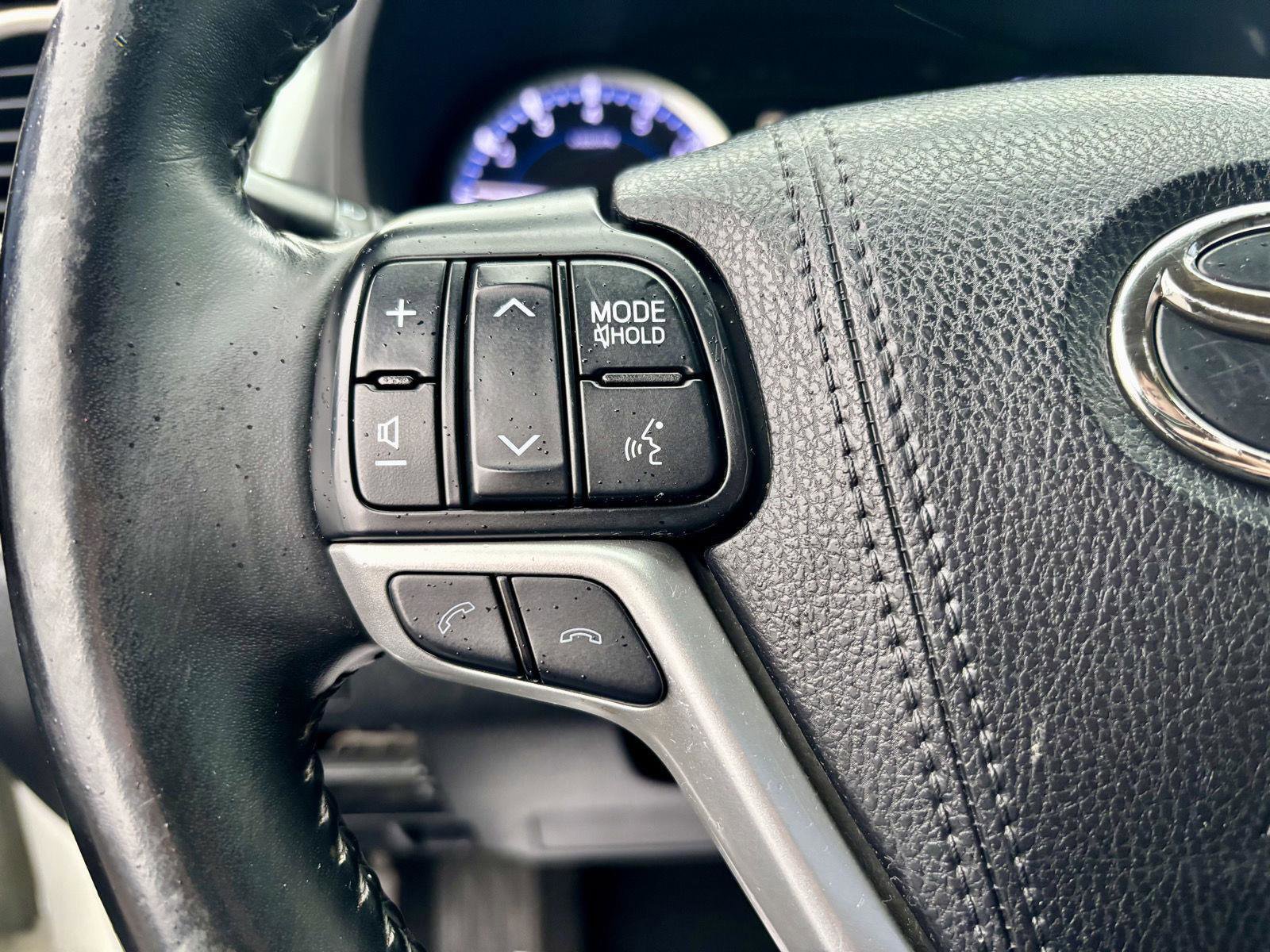 Used 2018 Toyota Highlander Plus AWD/4WD image 22