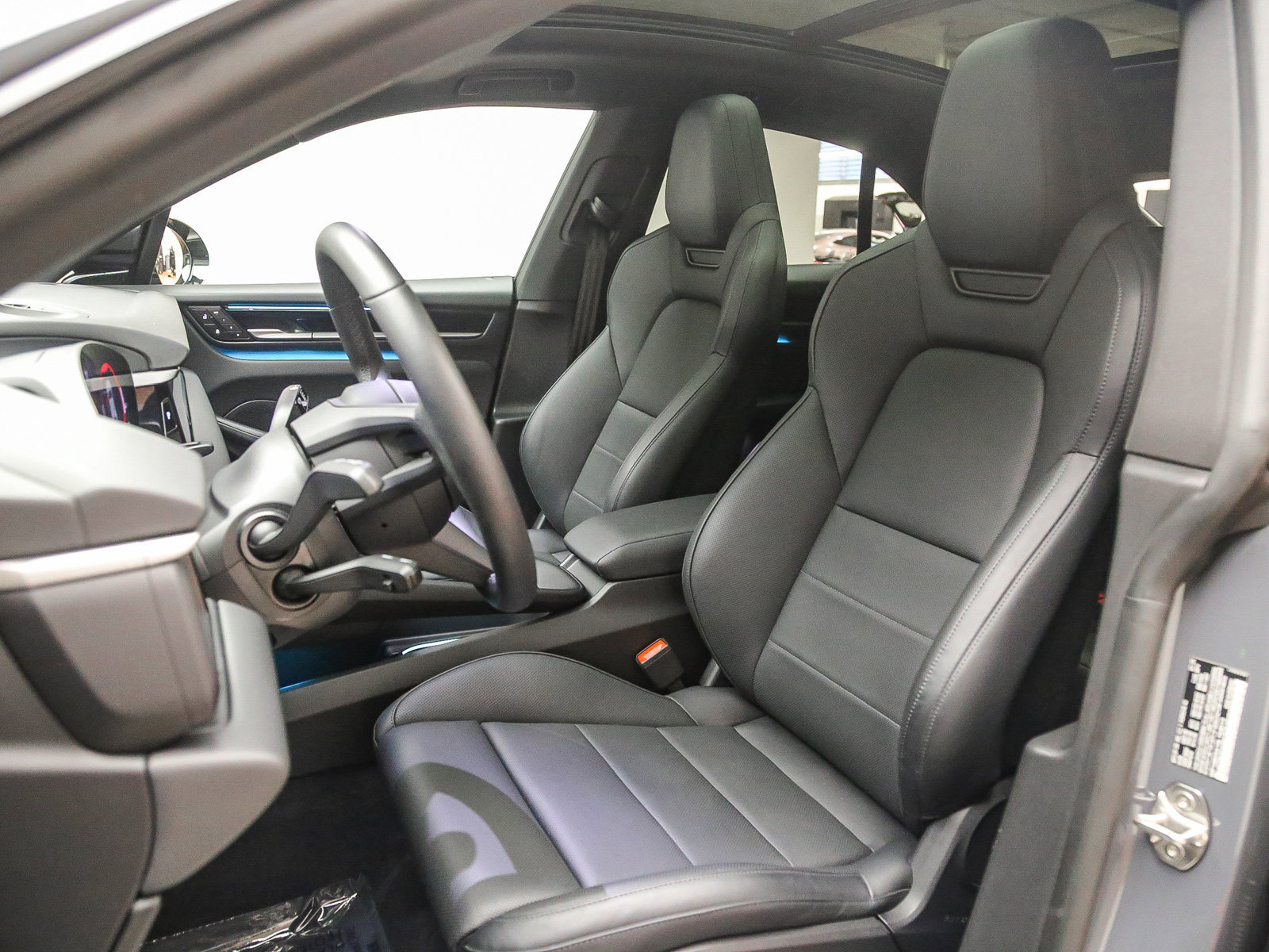 Certified 2025 Porsche Macan 4S Electric AWD/4WD image 15