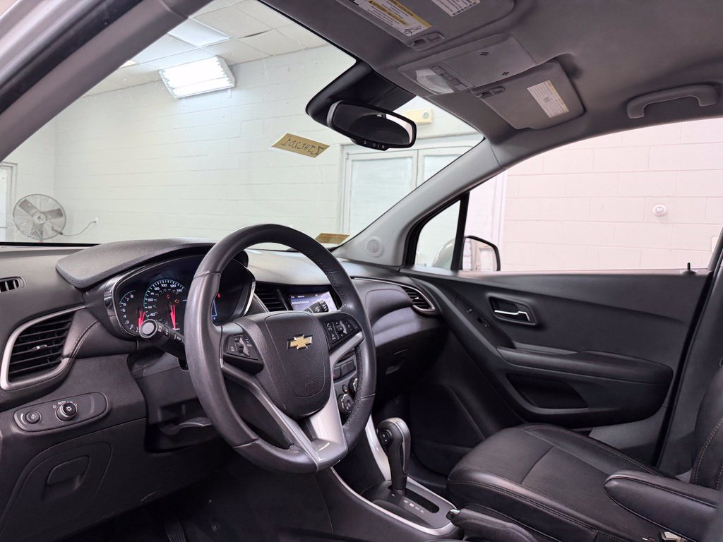 Used 2020 Chevrolet Trax LT w/ LT Convenience Package FWD image 12