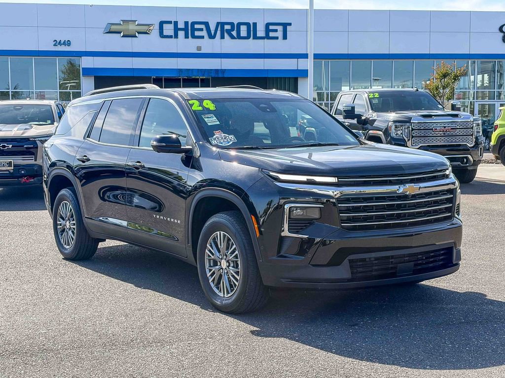 Used 2024 Chevrolet Traverse LT w/ Enhanced Driving Package image 5