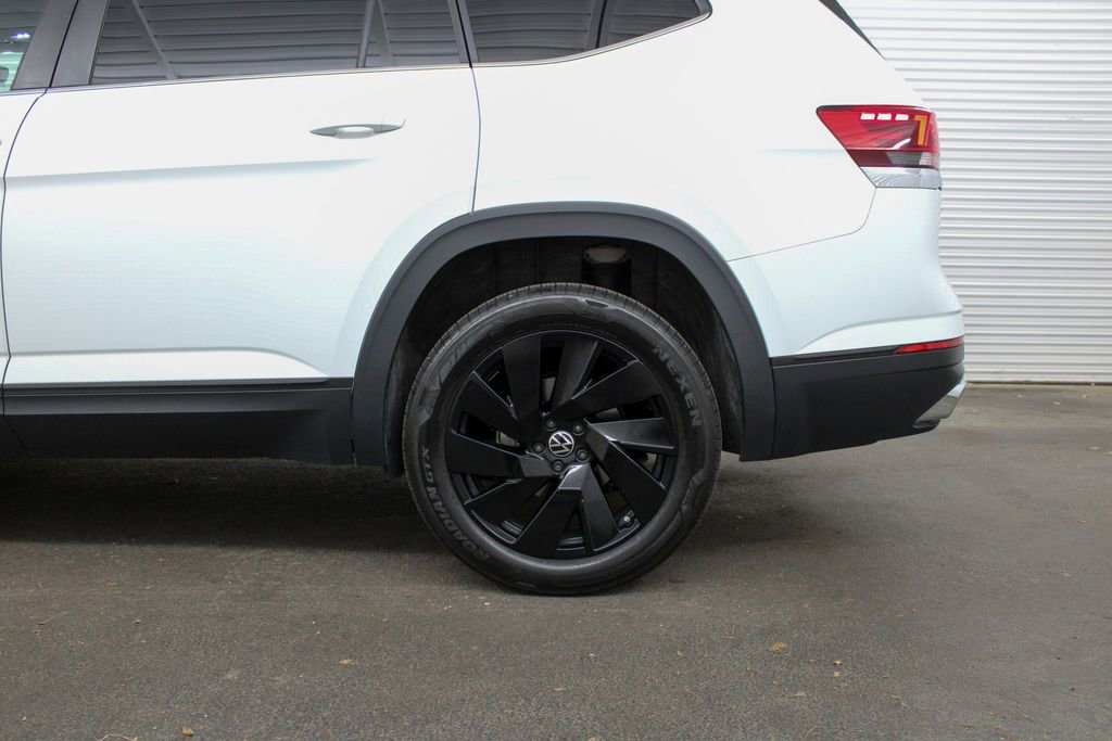 Used 2024 Volkswagen Atlas SE w/ Black Wheel Package FWD image 8