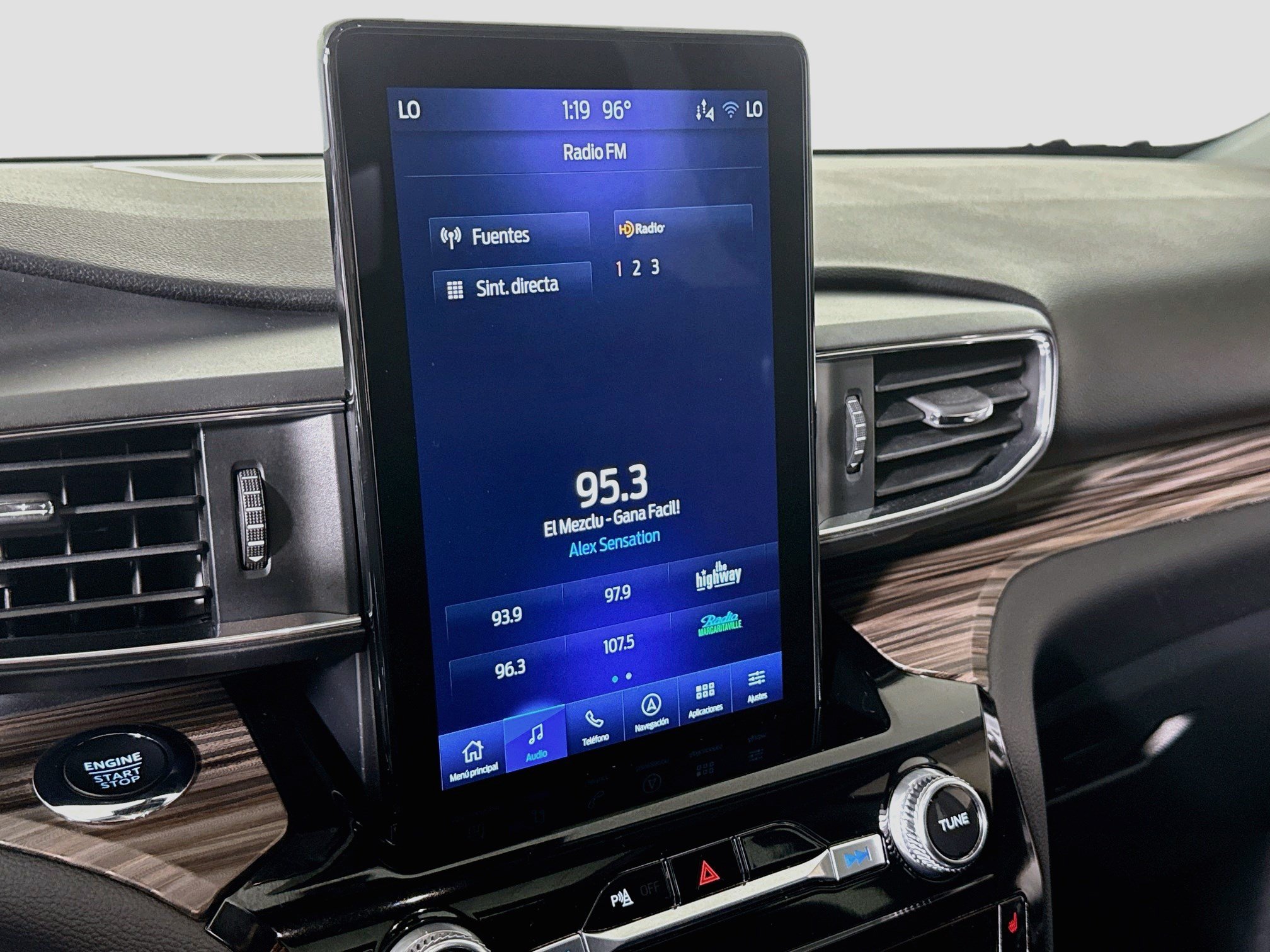 Used 2024 Ford Explorer Limited w/ Limited Technology Package RWD image 18
