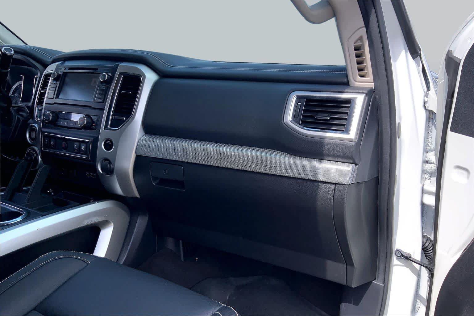 Used 2019 Nissan Titan PRO-4X w/ Pro-4x Convenience Package AWD/4WD image 19