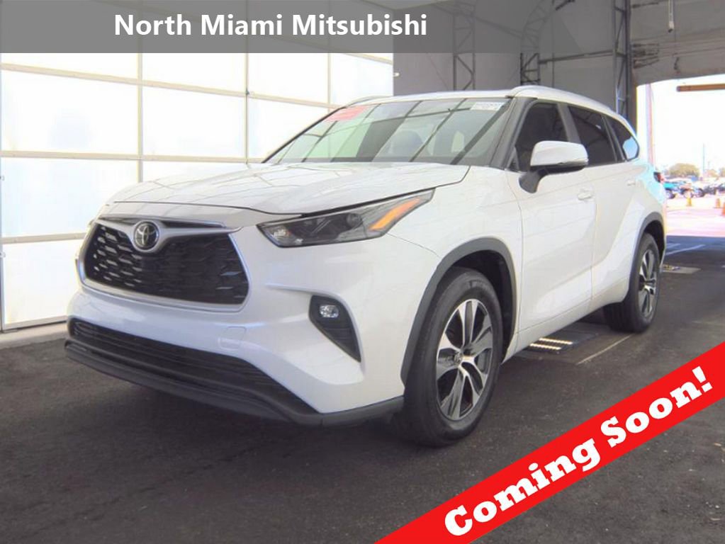 Used 2023 Toyota Highlander XLE FWD image 1