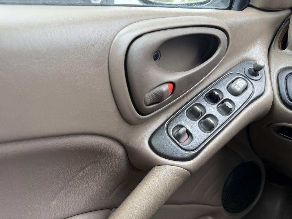 Used 2005 Pontiac Grand Am SE image 11