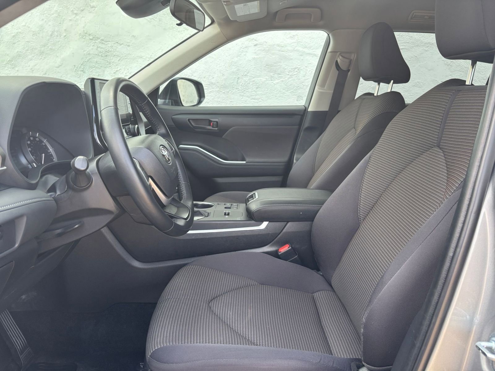 Used 2025 Toyota Highlander LE image 28