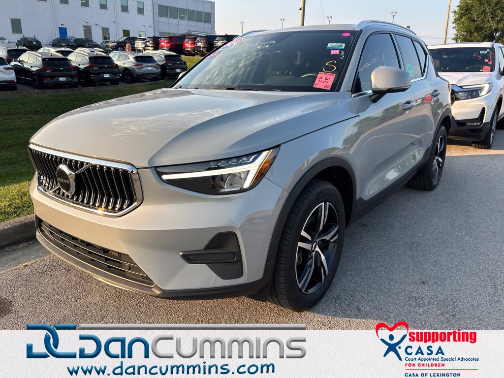 Used 2024 Volvo XC40 B5 Core AWD/4WD image 1