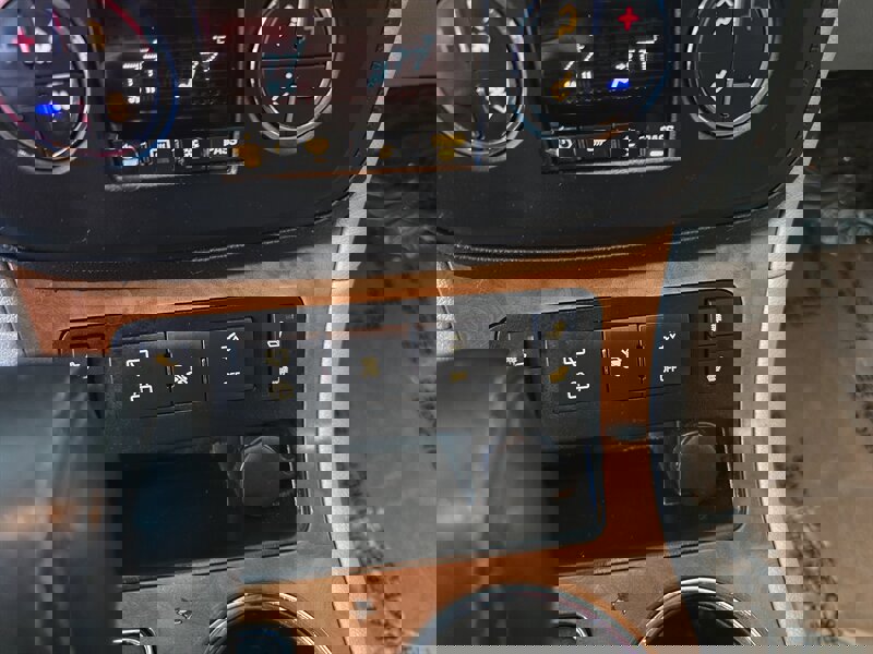 Used 2010 Saturn Outlook XR image 25