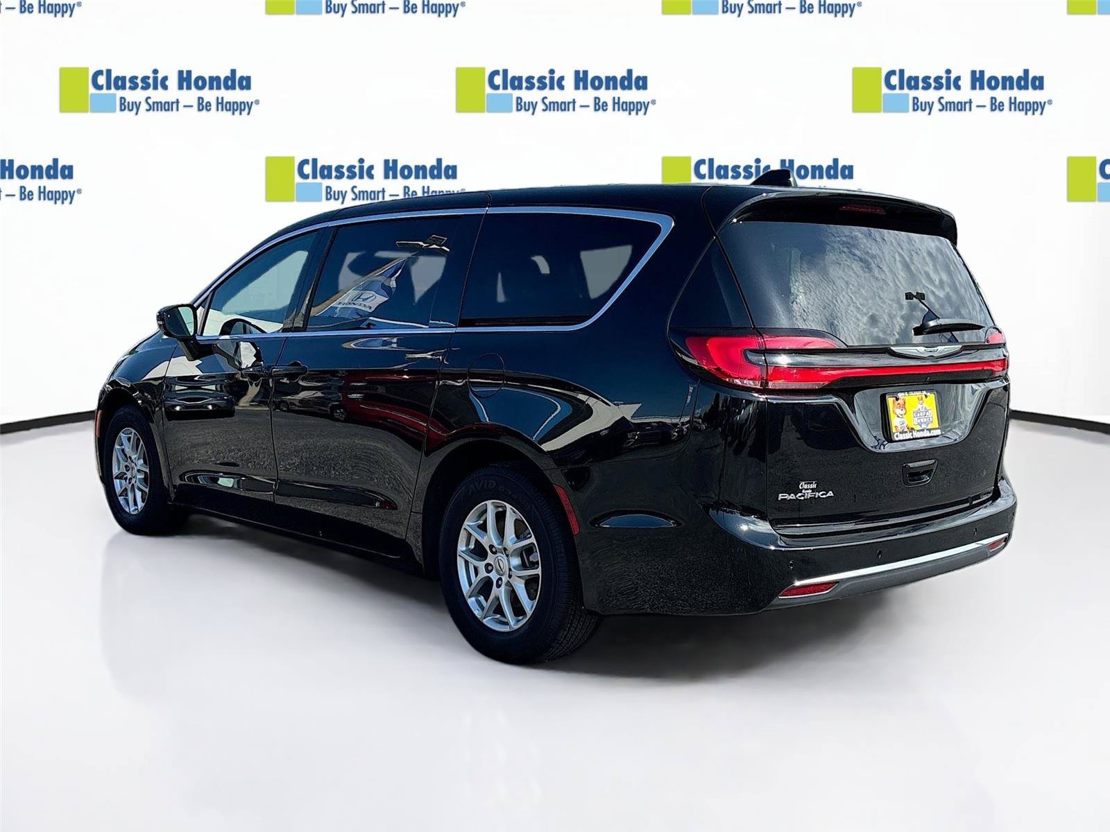 Used 2025 Chrysler Pacifica Select FWD image 5