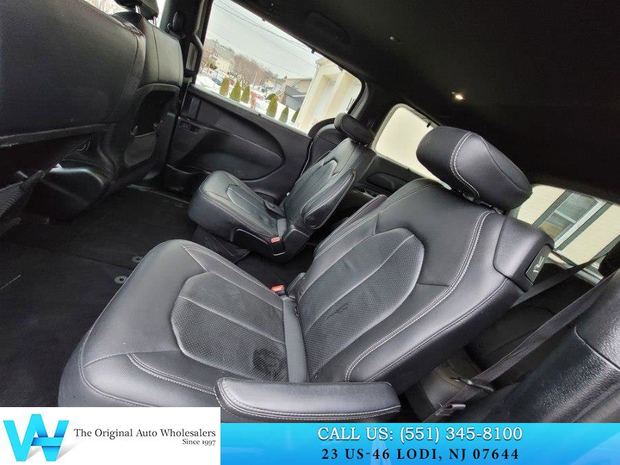 Used 2019 Chrysler Pacifica Touring-L w/ S Appearance Package image 11