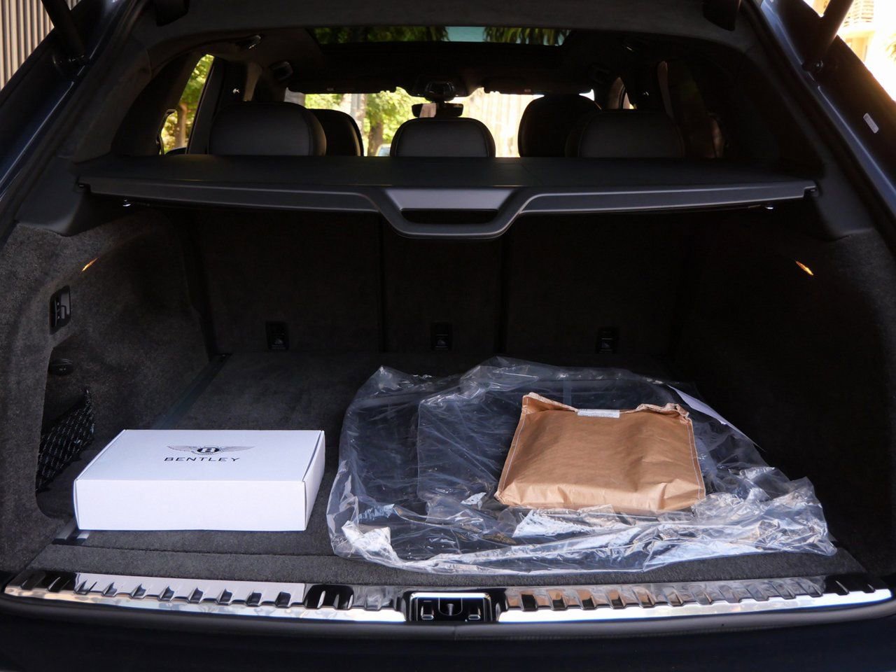 Used 2025 Bentley Bentayga image 20