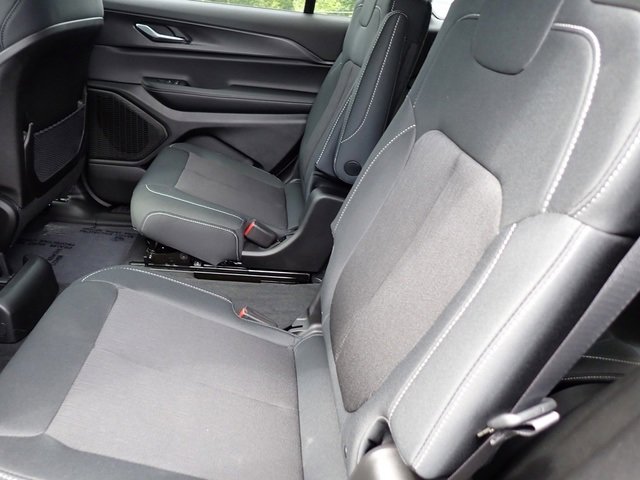 New 2025 Jeep Grand Cherokee L Laredo image 13