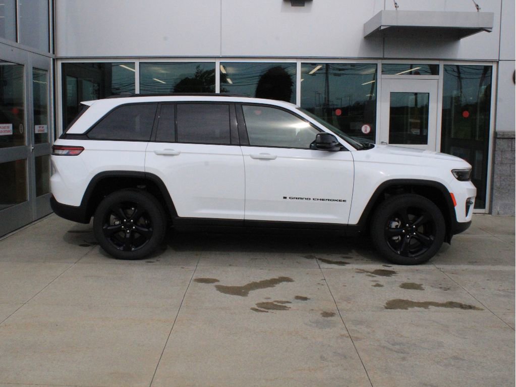 Used 2023 Jeep Grand Cherokee Limited w/ Black Appearance Package AWD/4WD image 4