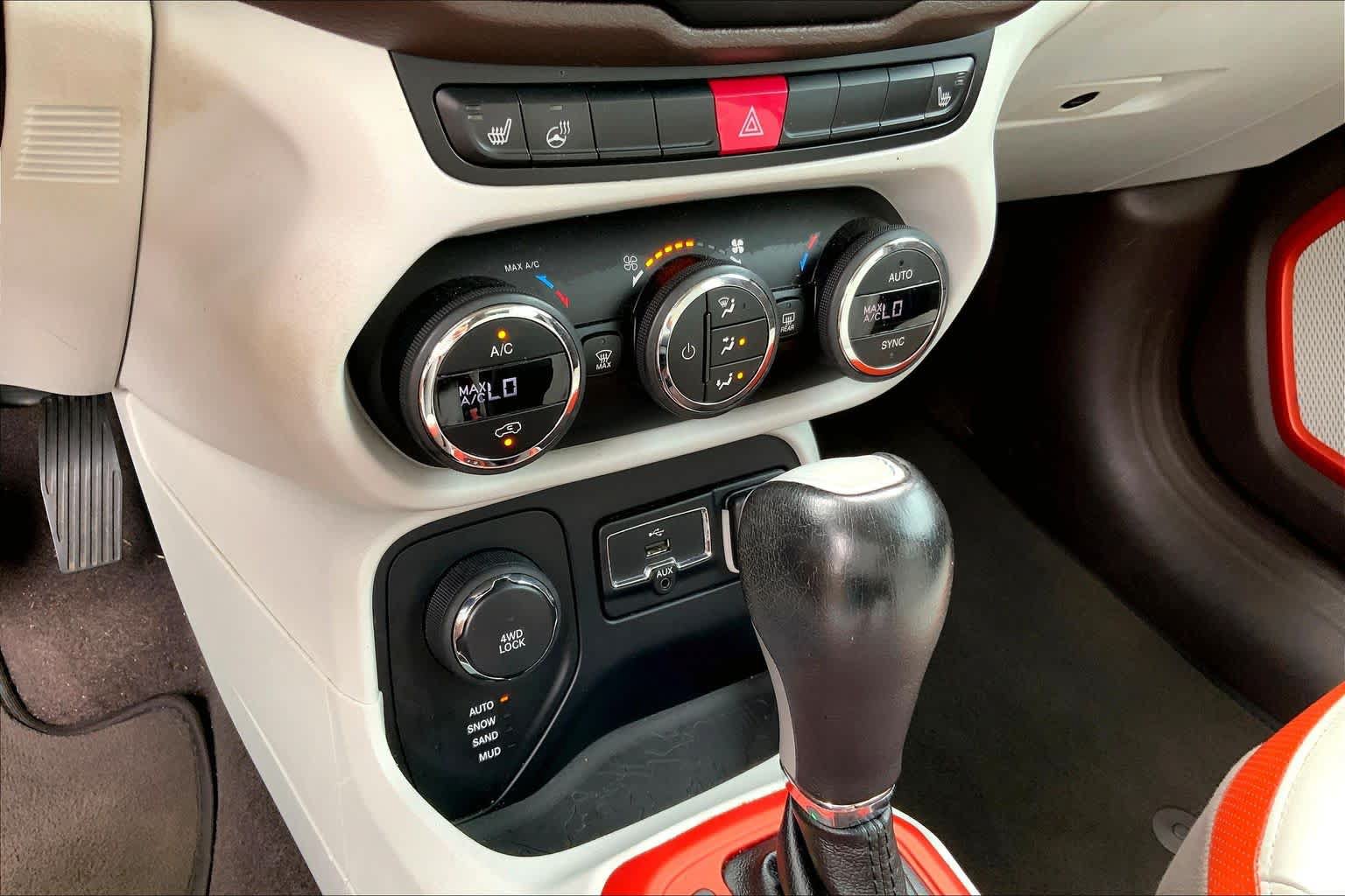 Used 2015 Jeep Renegade Limited AWD/4WD image 32