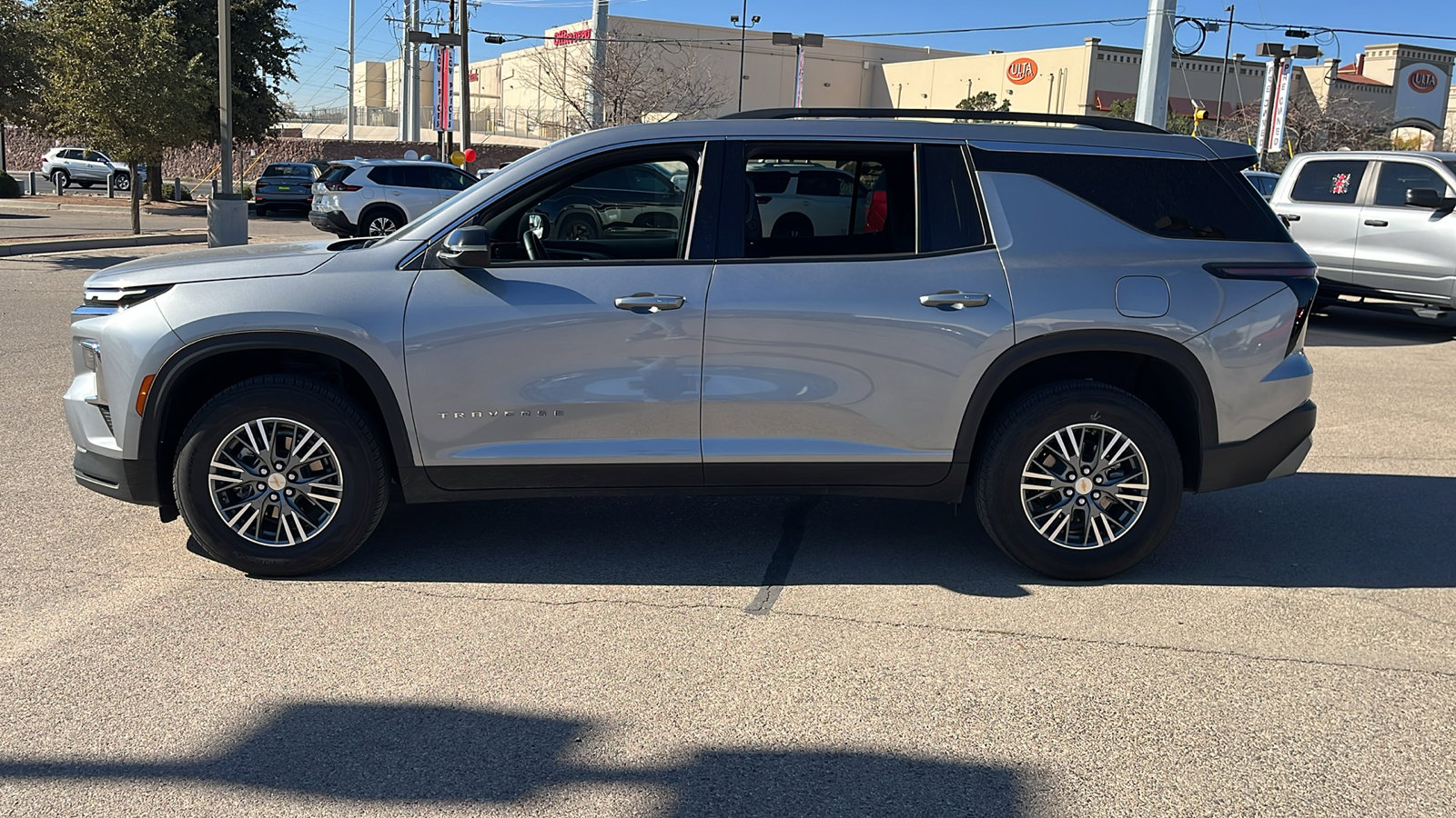 Used 2025 Chevrolet Traverse LT image 4