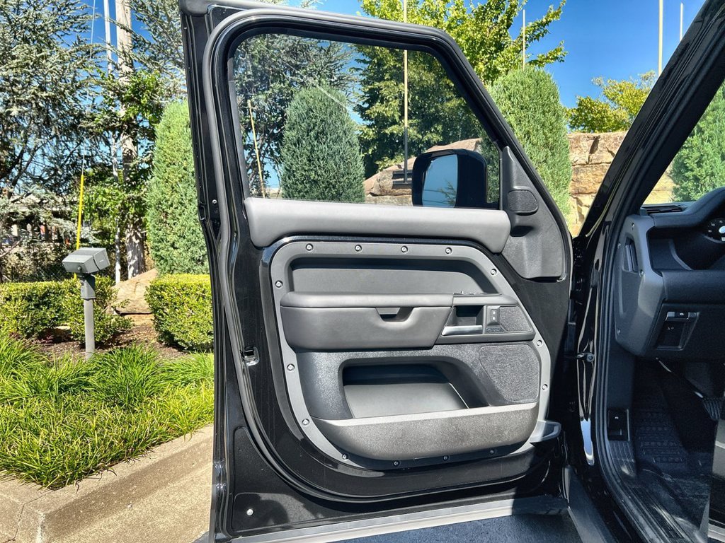 New 2026 Land Rover Defender 110 X-Dynamic SE AWD/4WD image 17