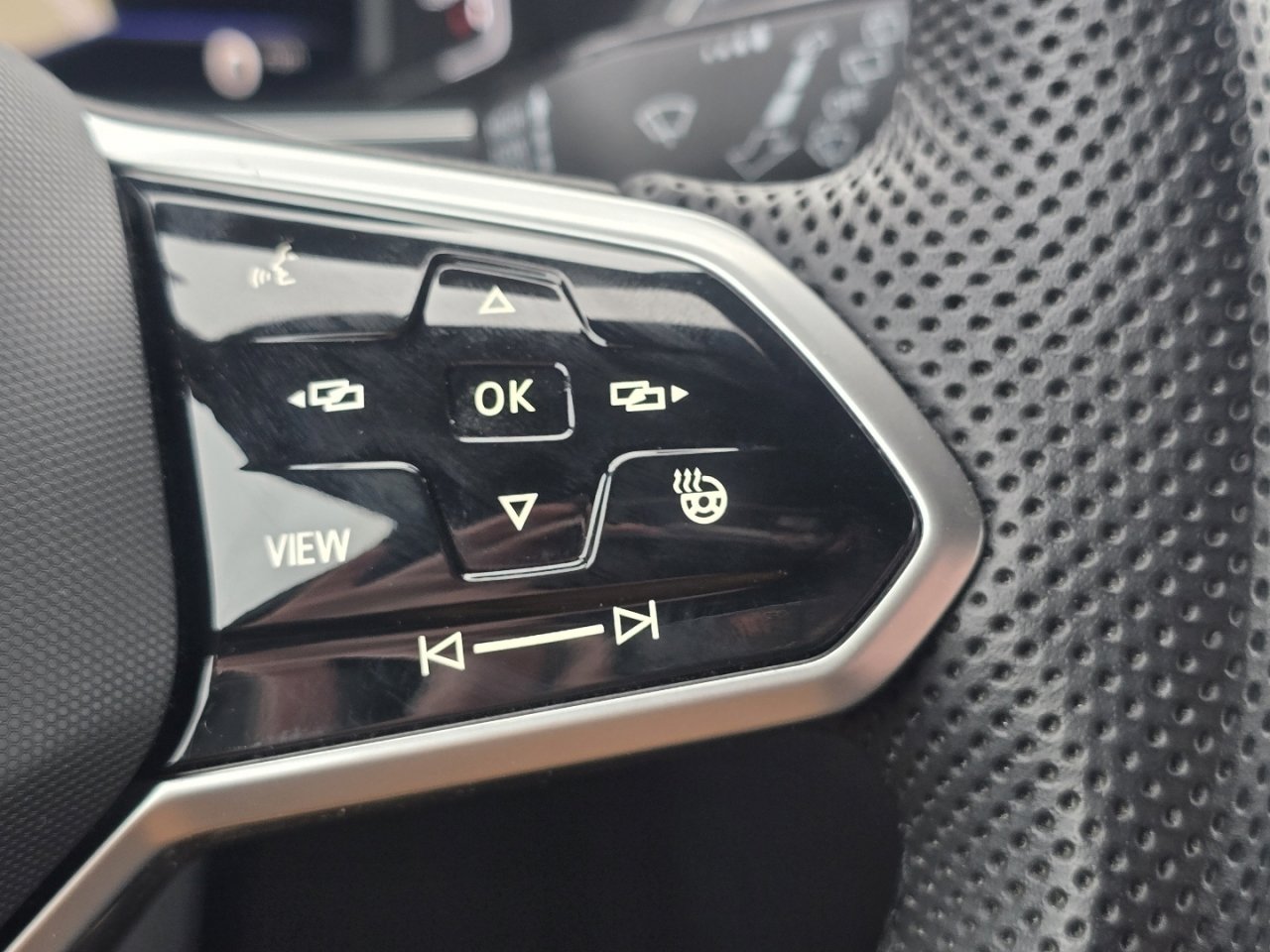 Used 2022 Volkswagen Tiguan SEL R-Line image 25