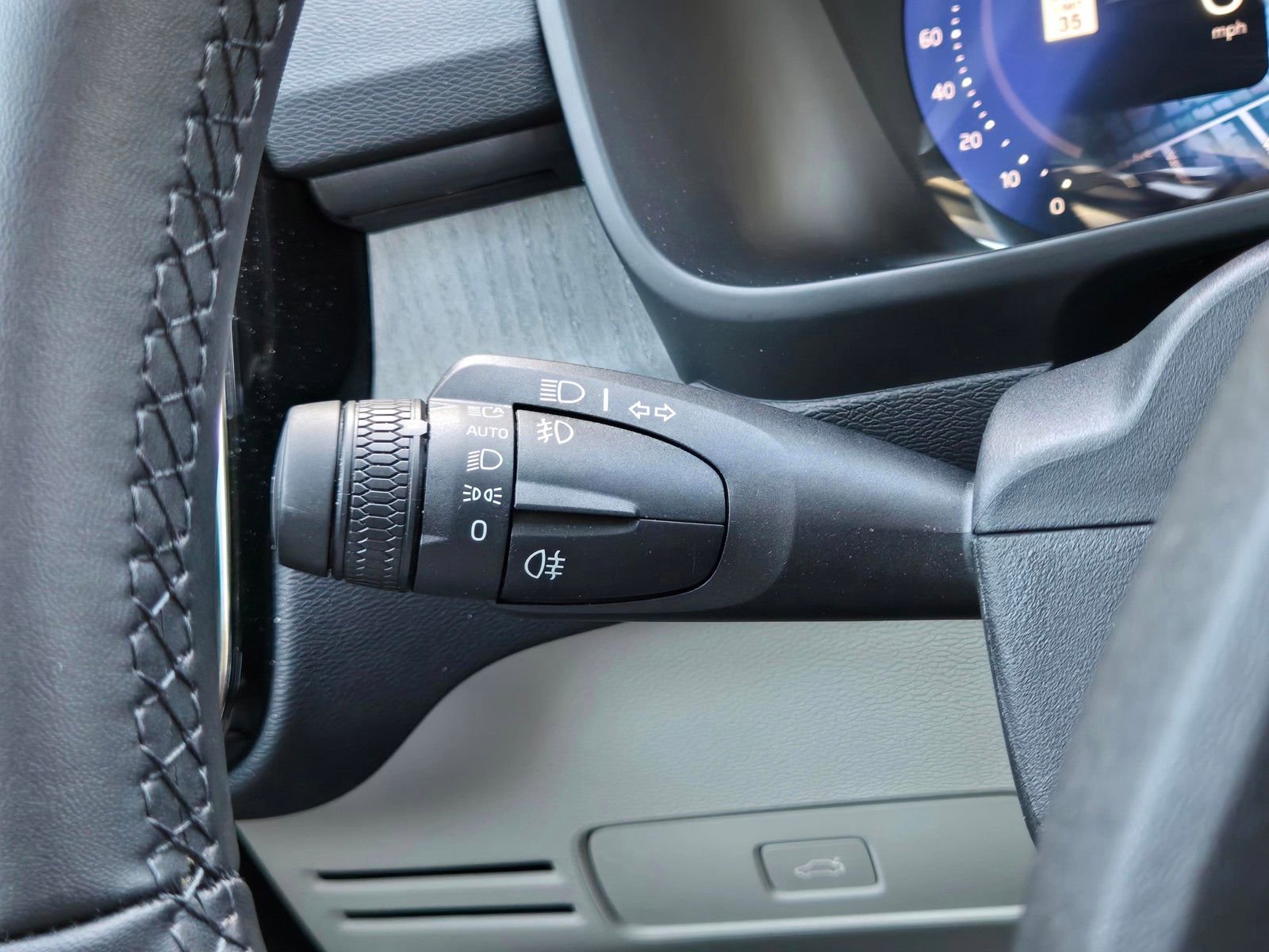 Certified 2025 Volvo XC40 B5 Plus image 19