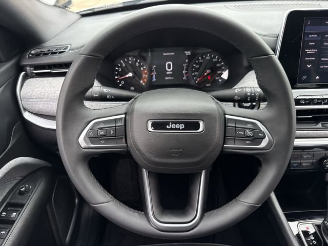 Used 2025 Jeep Compass Latitude AWD/4WD image 13