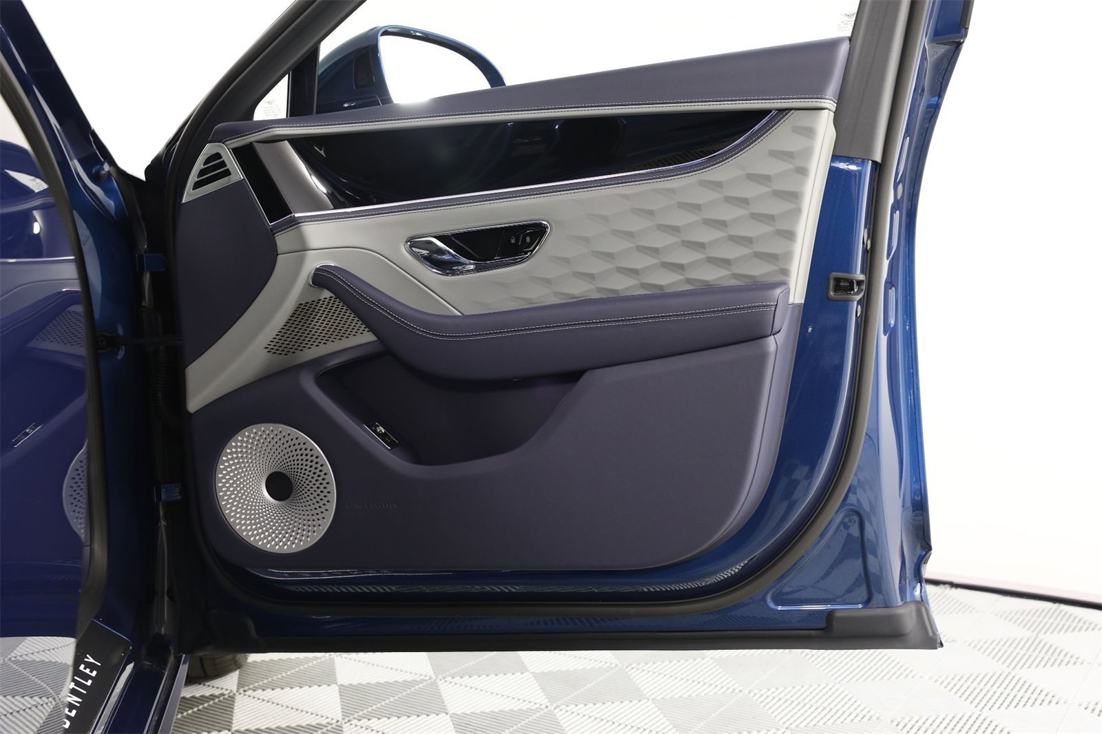 New 2025 Bentley Flying Spur Plug-In Hybrid image 29