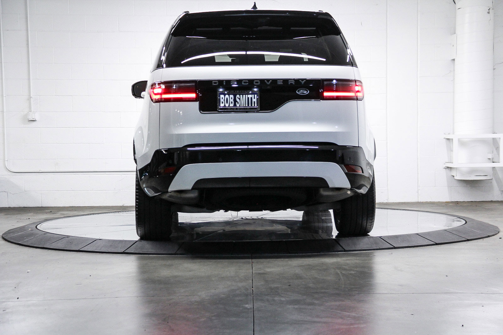 Used 2023 Land Rover Discovery S R-Dynamic image 5