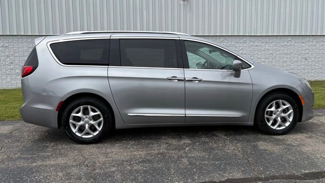Used 2018 Chrysler Pacifica Touring-L w/ Tire & Wheel Group FWD image 18