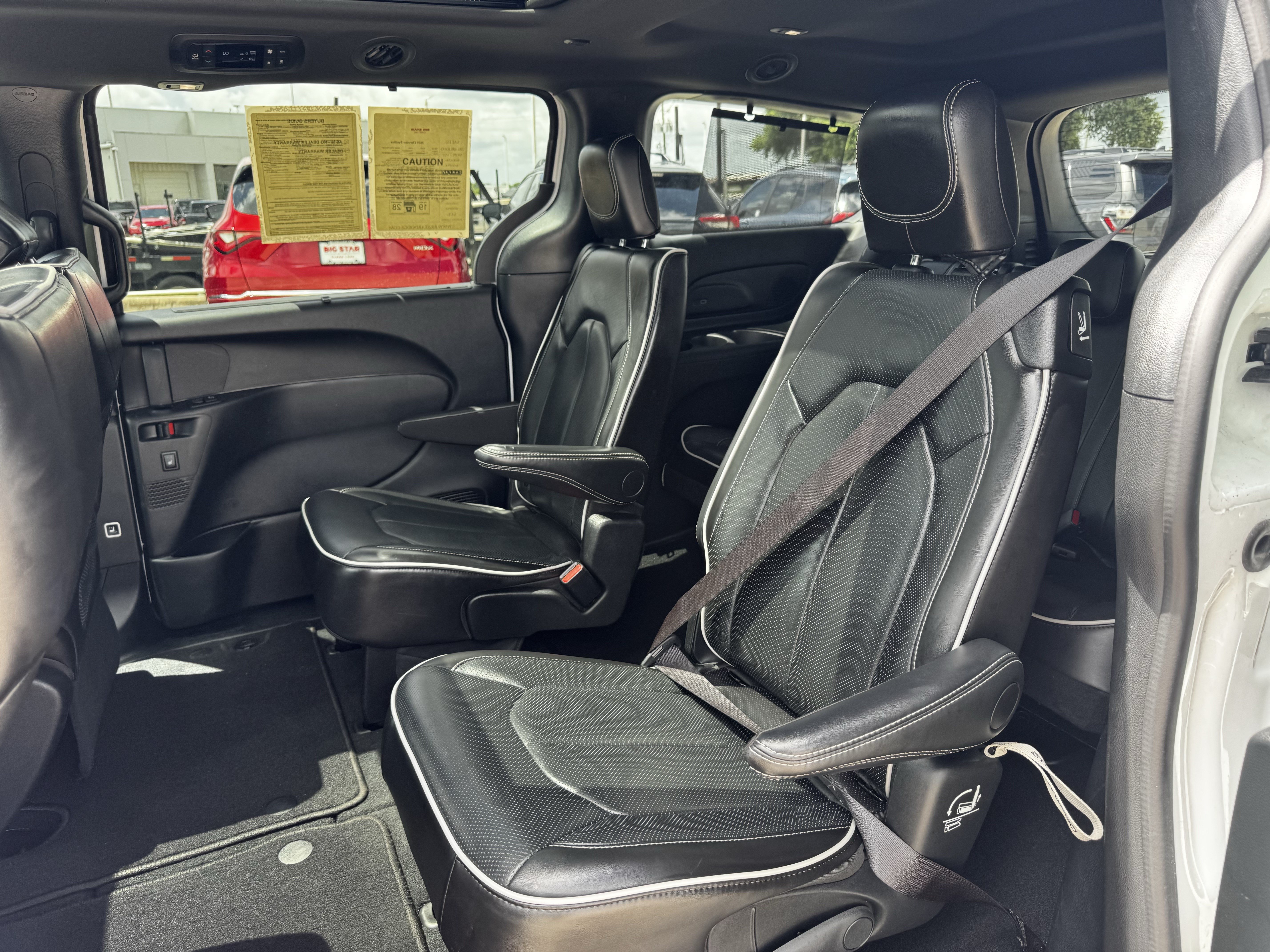 Used 2025 Chrysler Pacifica Limited FWD image 30