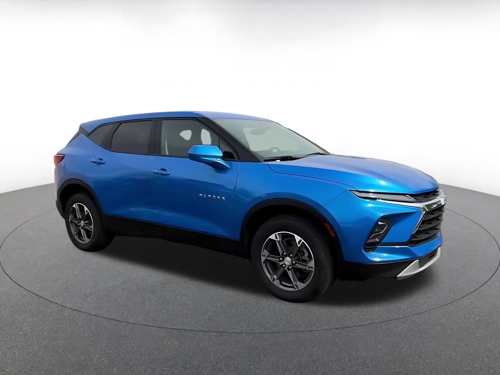 Used 2025 Chevrolet Blazer LT FWD image 2