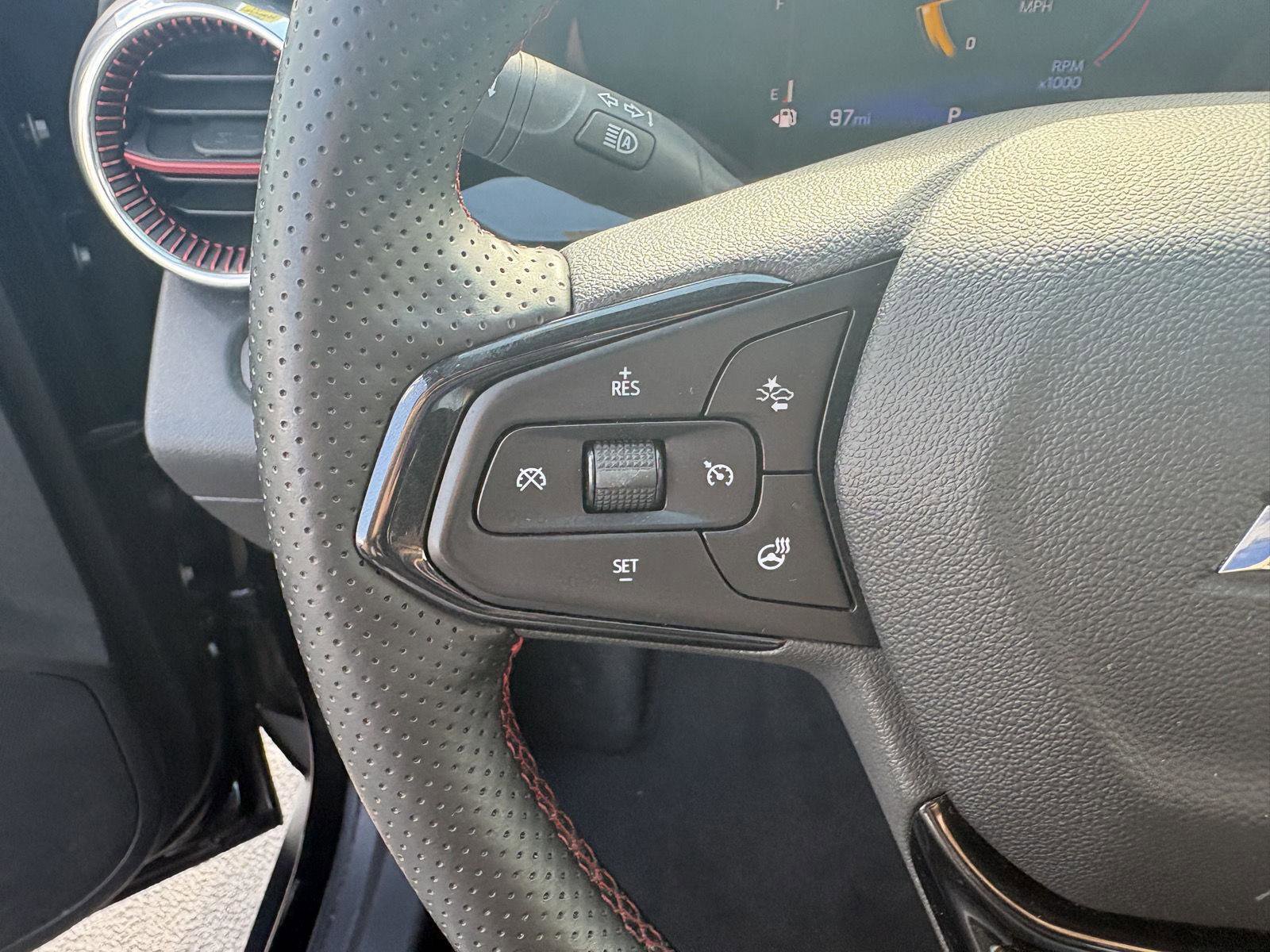 Used 2025 Chevrolet Trax RS FWD image 9