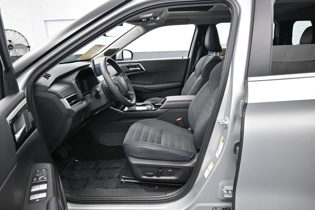 Used 2025 Mitsubishi Outlander SE FWD image 11