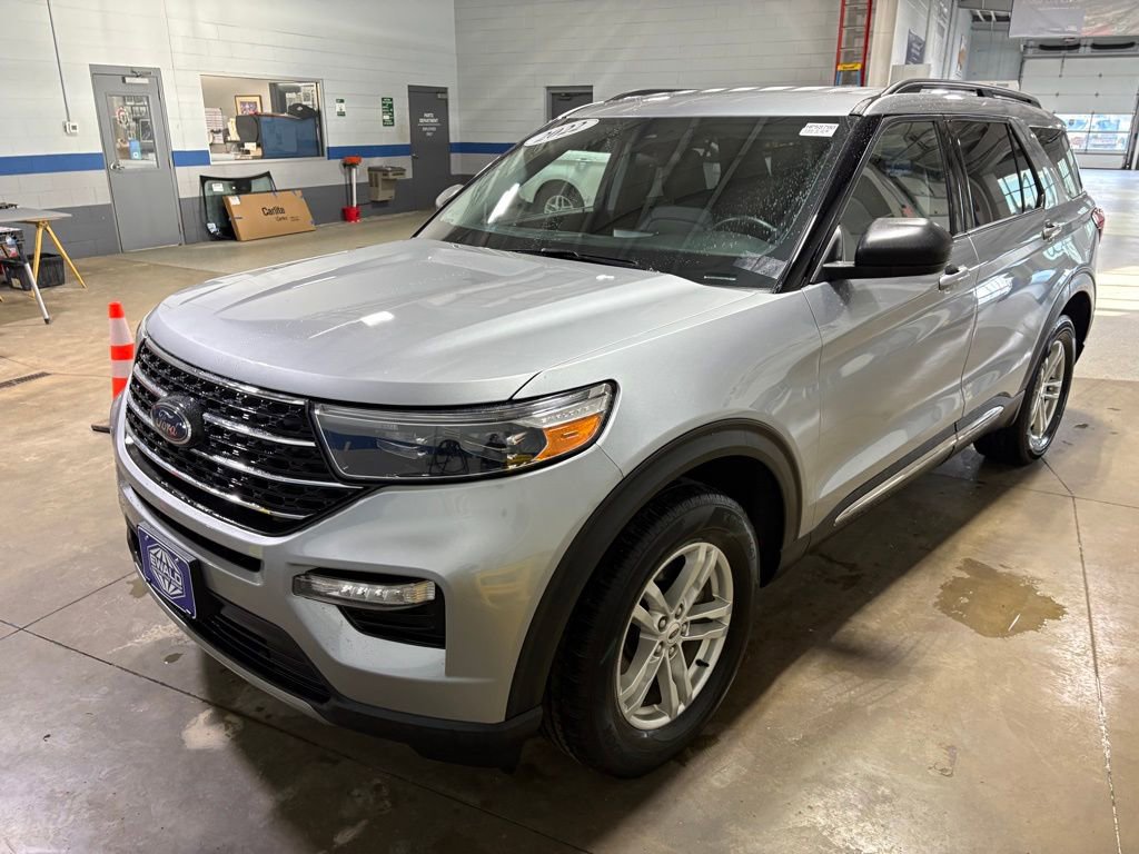 Used 2022 Ford Explorer XLT w/ Equipment Group 202A AWD/4WD image 4