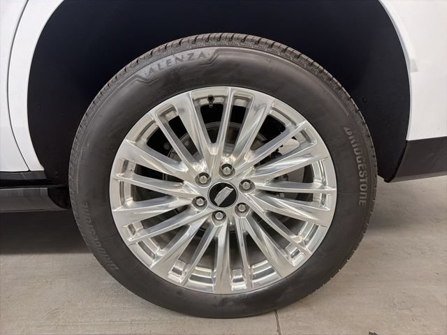 Certified 2026 Cadillac Escalade Luxury w/ LPO, Floor Liner Package RWD image 8