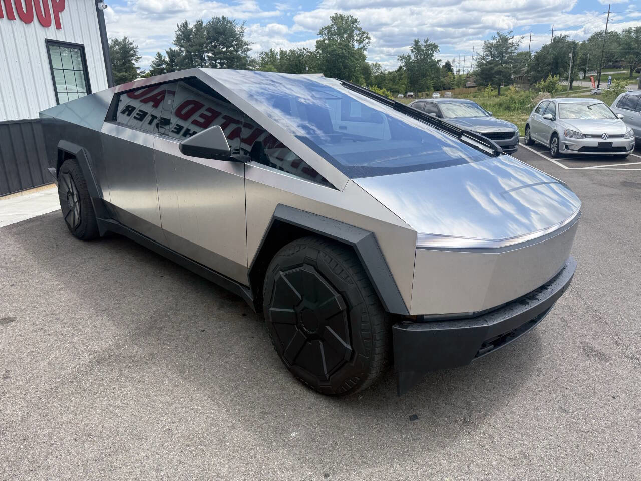 Used 2024 Tesla Cybertruck AWD Crew Cab image 5