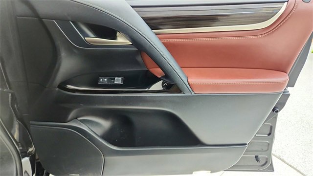 Used 2021 Lexus LX 570 4WD w/ 3rd Row & Luxury Pkg image 23